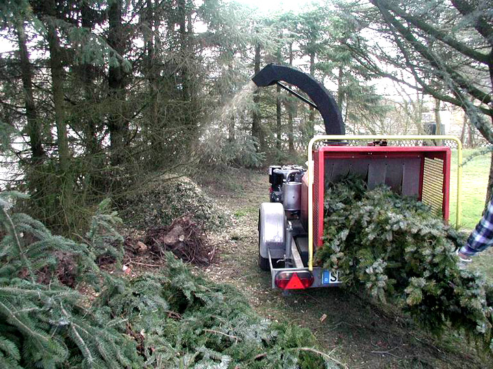 Zoo Zöllner - Service unterwegs - Sie haben ein Problem - wir brennen den Baum ab